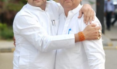 गले मिलकर समाजवादी पार्टी को अलविदा कह गए सपा नेता प्रदीप शर्मा।