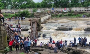 पुणे में नदी पर बने पुल के ढहने से बड़ा हादसा, करीब 30 लोग नदी में बहे, कई की मौत