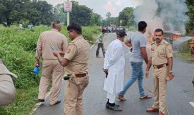 हापुड़ - सड़क हादसे में मौत के बाद बबाल, आक्रोशित लोगों ने गाड़ी को किया आग के हवाले, कई थानों की पुलिस मौके पर 