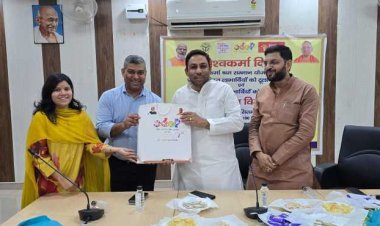 विश्वकर्मा दिवस पर अधिकारियों ने बांटी मुस्कान , लाभार्थियों के खिले चेहरे