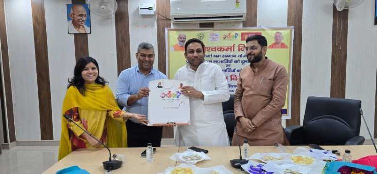 विश्वकर्मा दिवस पर अधिकारियों ने बांटी मुस्कान , लाभार्थियों के खिले चेहरे