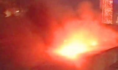 आबादी में स्थित कपड़ा फैक्ट्री में आग लगने से आफत में आई लोगों की जान, मचा हड़कंप, आग काबू करने के लिए दमकल विभाग के साथ स्थानीय लोगों ने की कड़ी मशक्कत