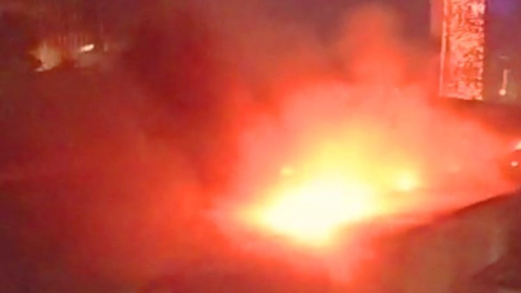 आबादी में स्थित कपड़ा फैक्ट्री में आग लगने से आफत में आई लोगों की जान, मचा हड़कंप, आग काबू करने के लिए दमकल विभाग के साथ स्थानीय लोगों ने की कड़ी मशक्कत